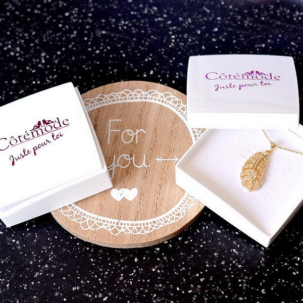 Collier pour Femme - chaîne et Pendentif feuilles pendantes ajourés de strass