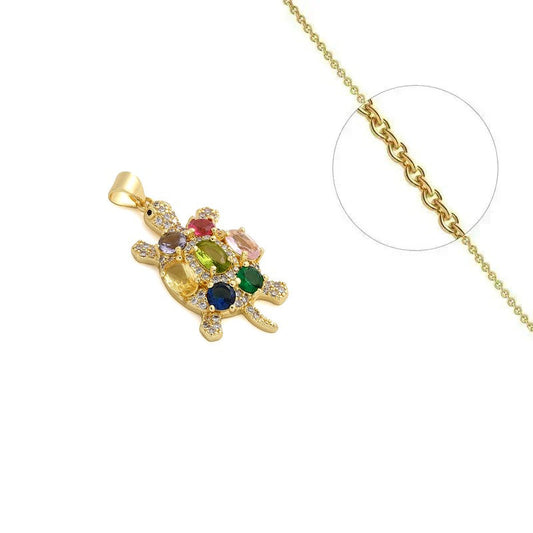 Collier doré chaîne et pendentif tortue orné de zirconiums colorés sertis