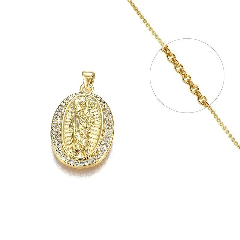 Collier chaîne et son pendentif religieux serti de zirconiums