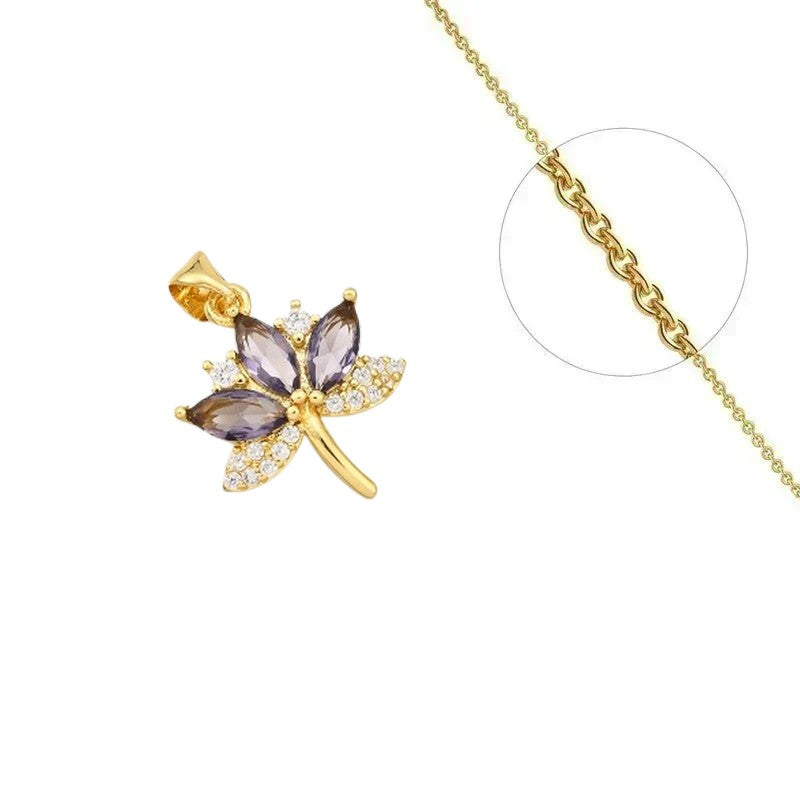 Collier doré chaîne et pendentif feuille de cannabis violette orné de zirconiums sertis