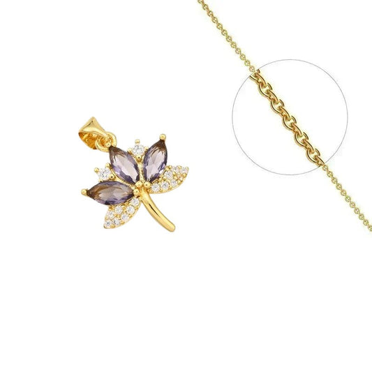 Collier doré chaîne et pendentif feuille de cannabis violette orné de zirconiums sertis