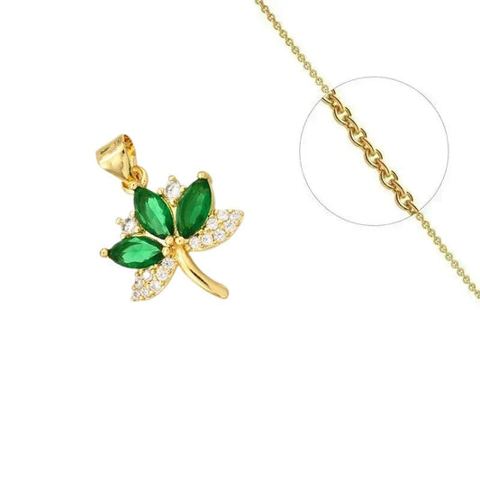 Collier doré chaîne et pendentif feuille de cannabis verte orné de zirconiums sertis