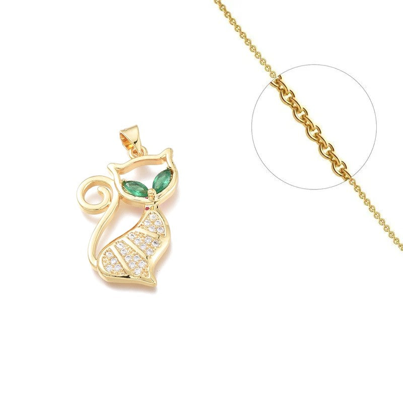 Collier chaîne et pendentif chat zirconiums sertis vert
