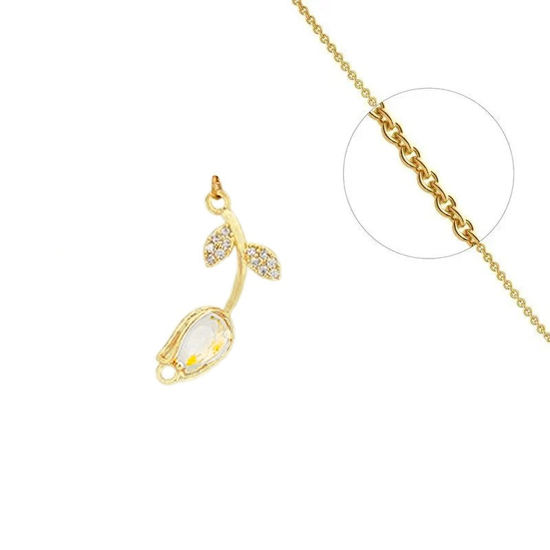 Collier chaîne et pendentif fleur avec zirconiums sertis blanc